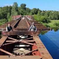 Замена мостового бруса на железнодорожном мосту через реку Салда